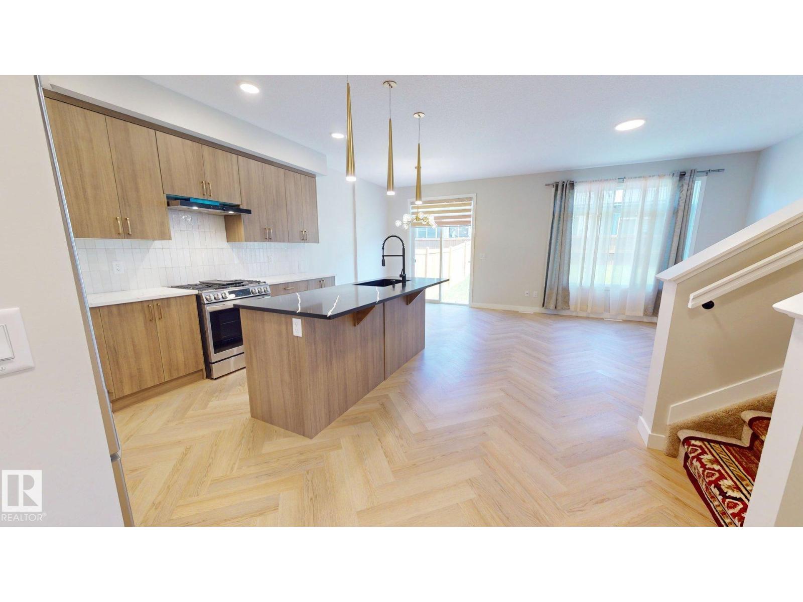 6404 27 AV SW - 2