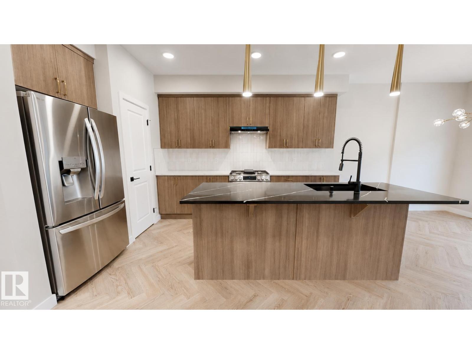 6404 27 AV SW - 3