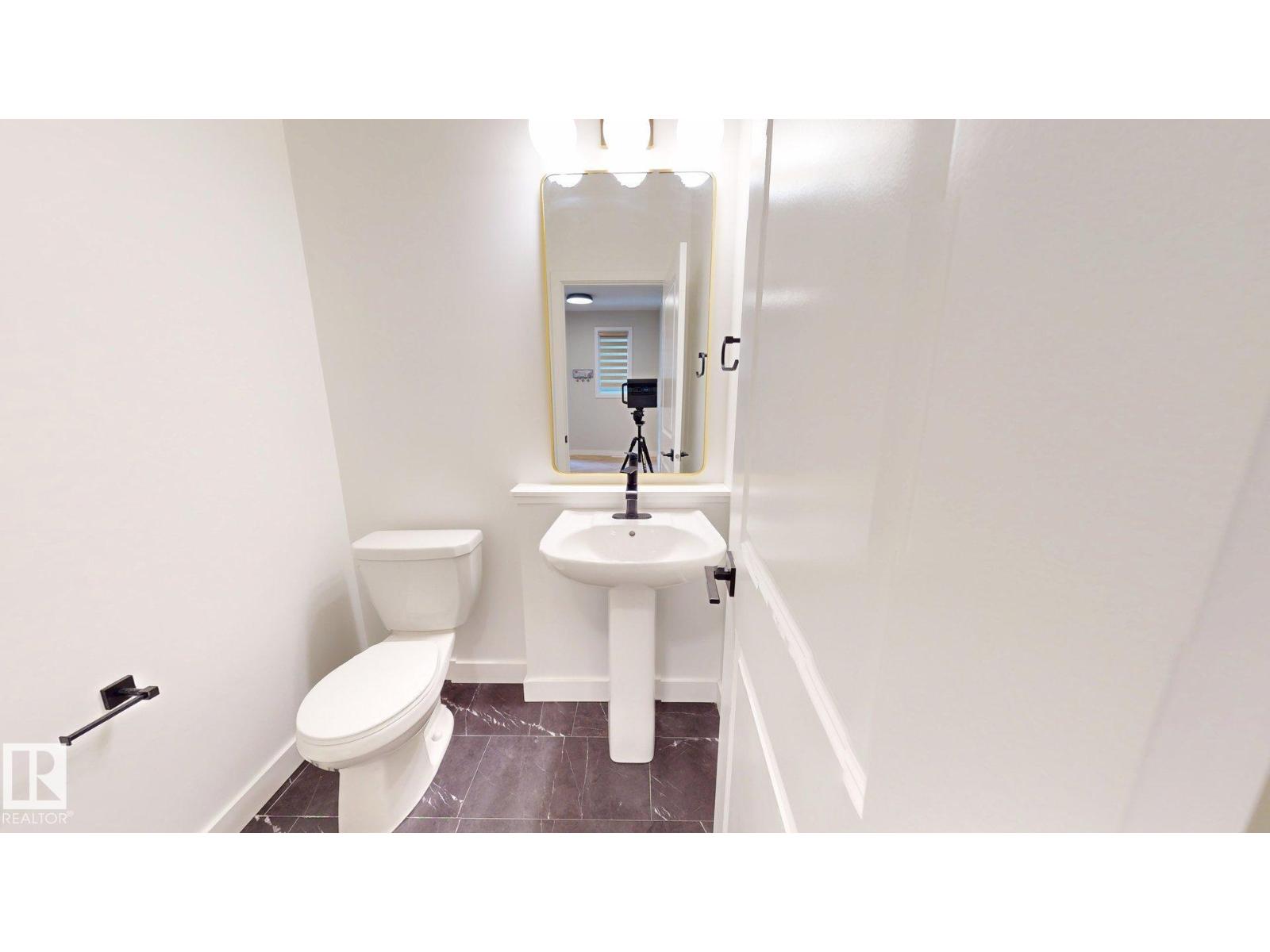 6404 27 AV SW - 8