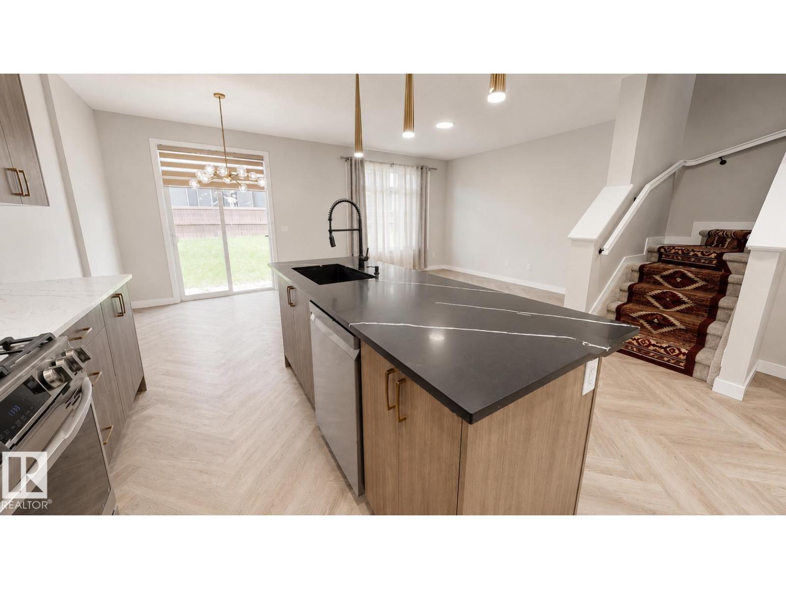 6404 27 AV SW - 6