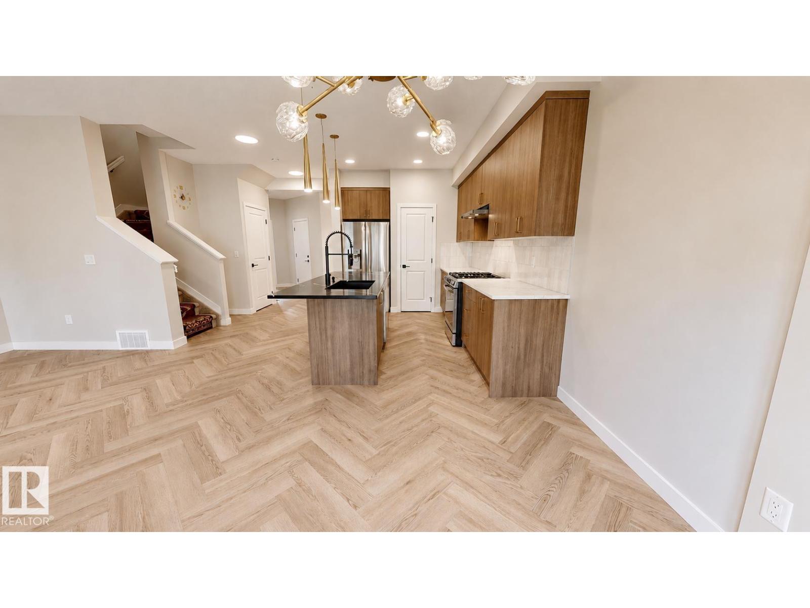 6404 27 AV SW - 4