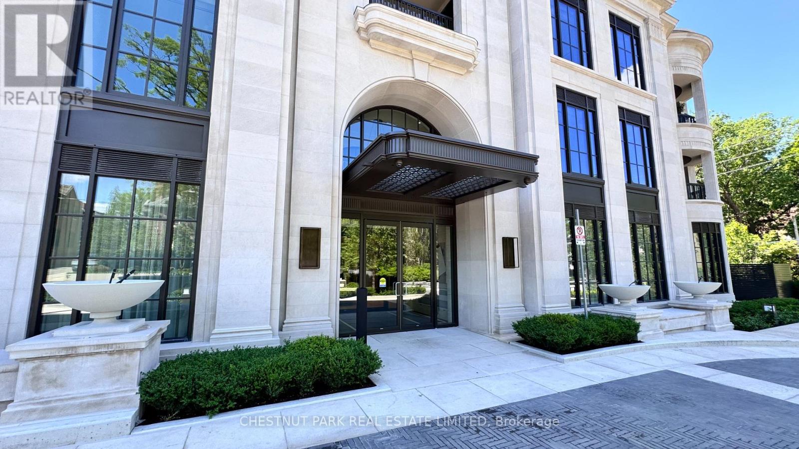 #202 77 CLARENDON AVENUE - 35