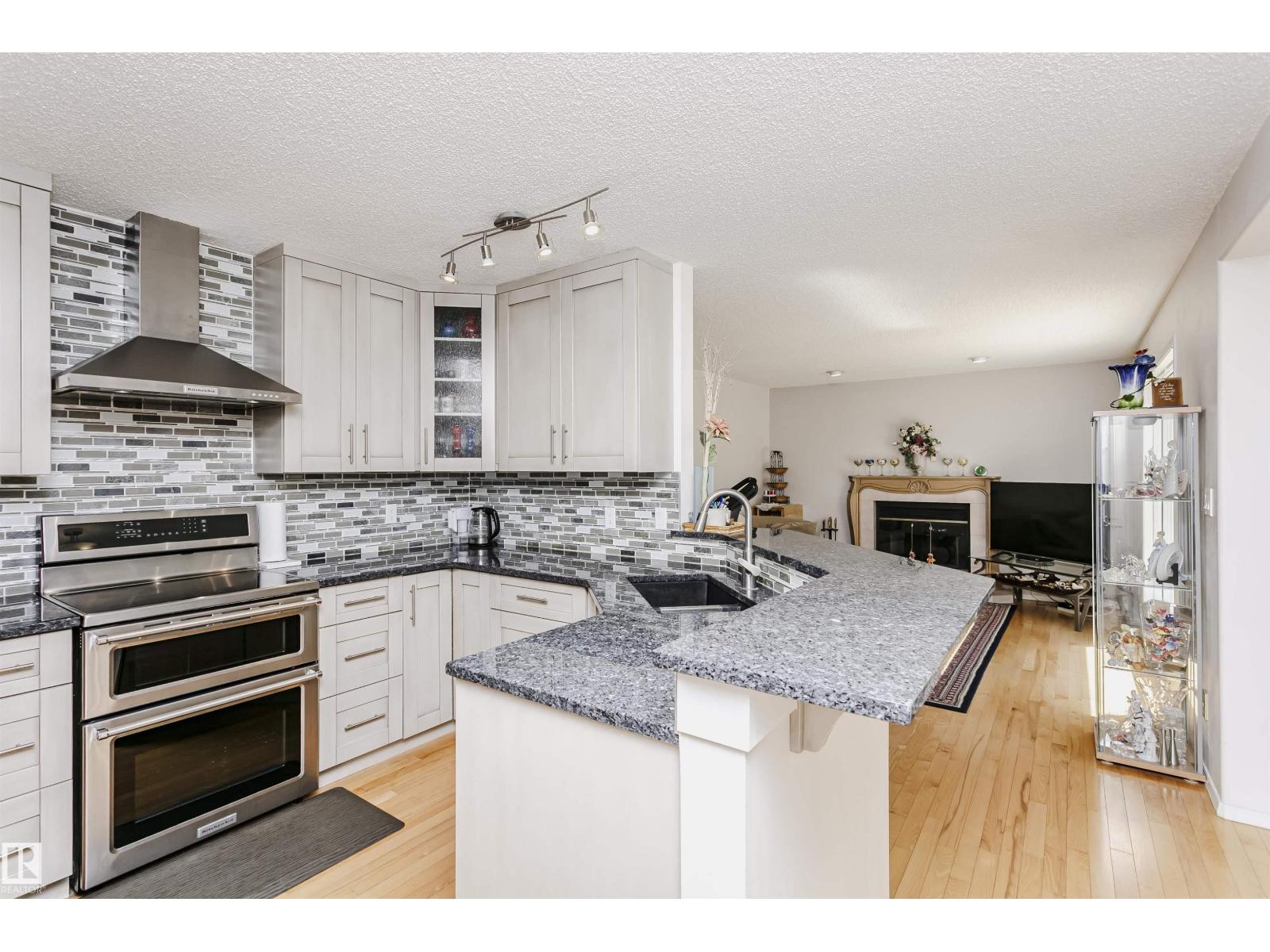 11023 11A AV NW - 15