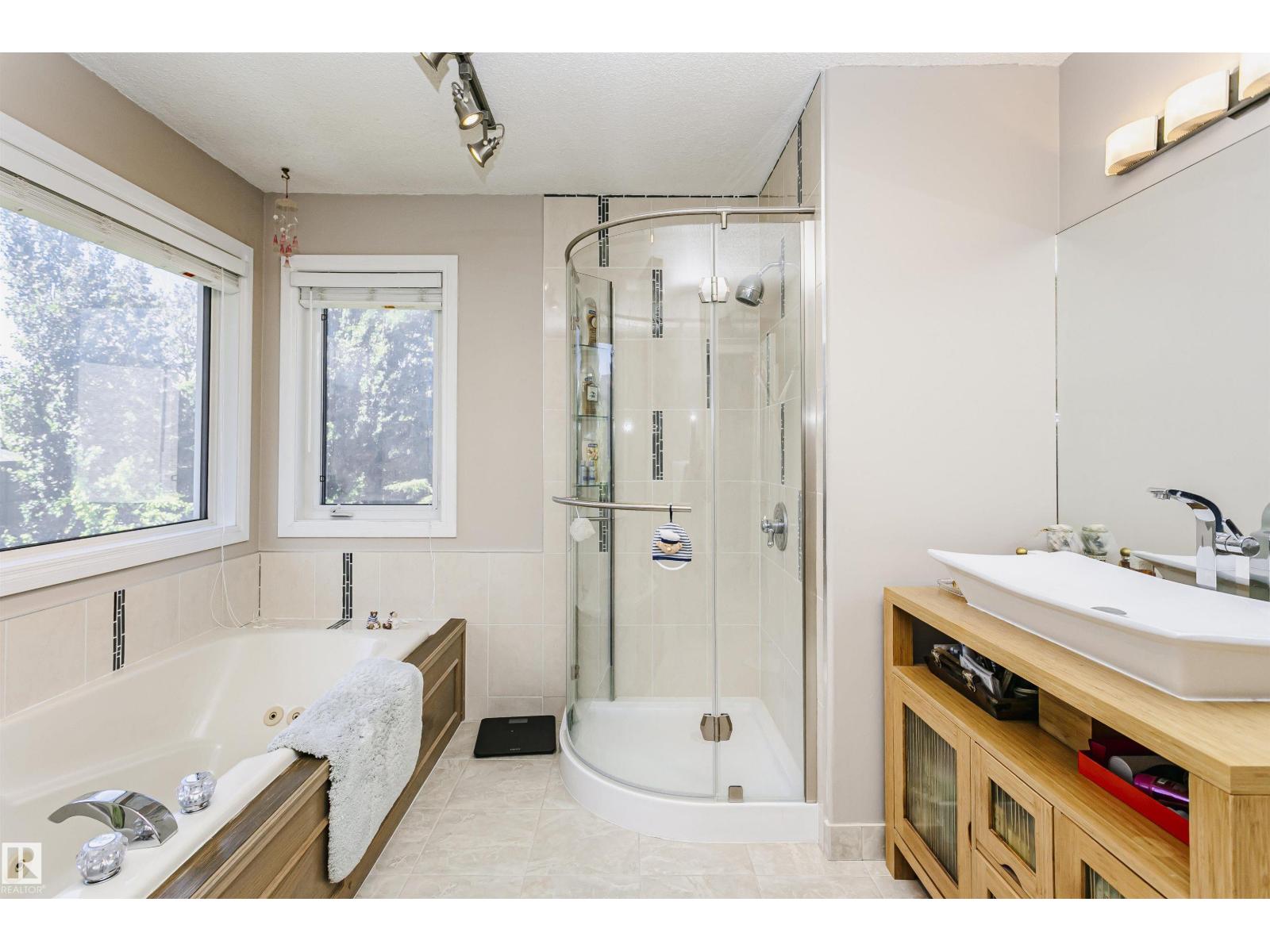 11023 11A AV NW - 32
