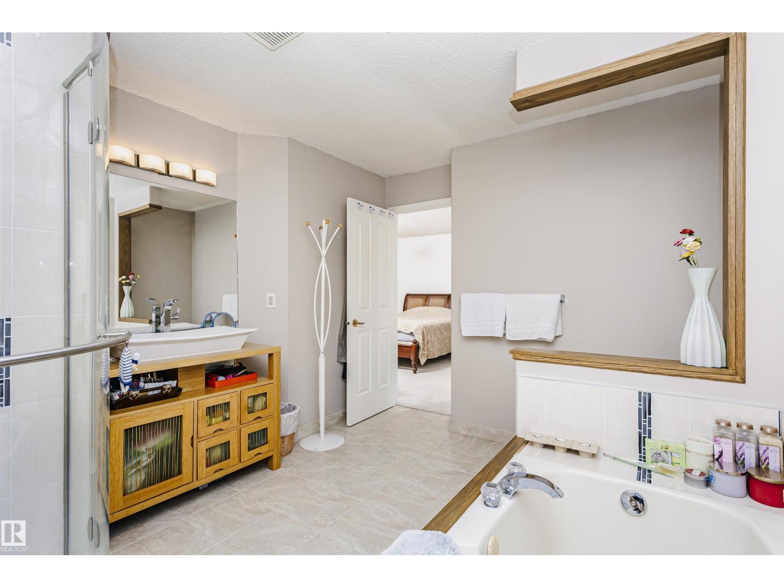 11023 11A AV NW - 33
