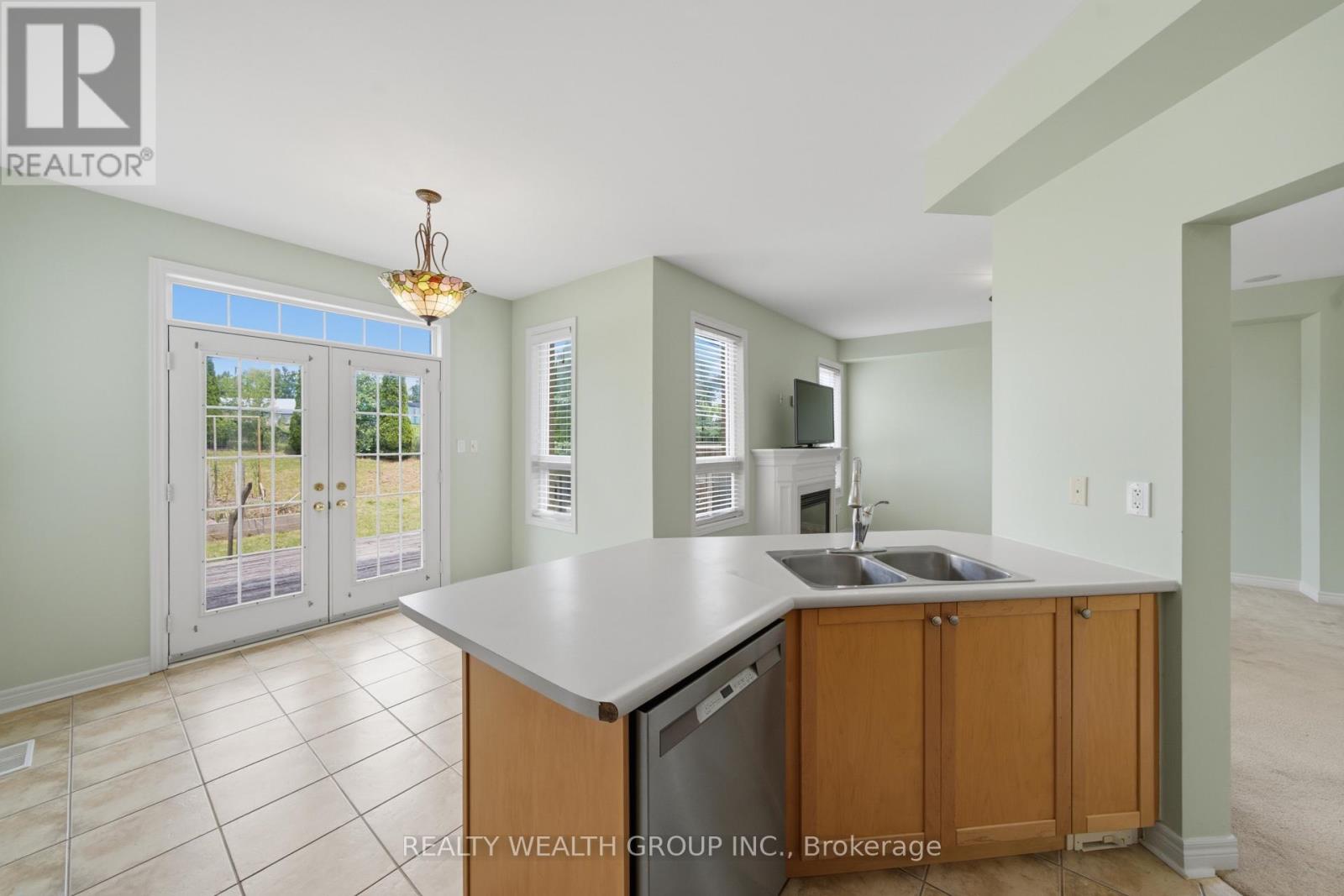 3 QUEENSPLATE DRIVE - 21