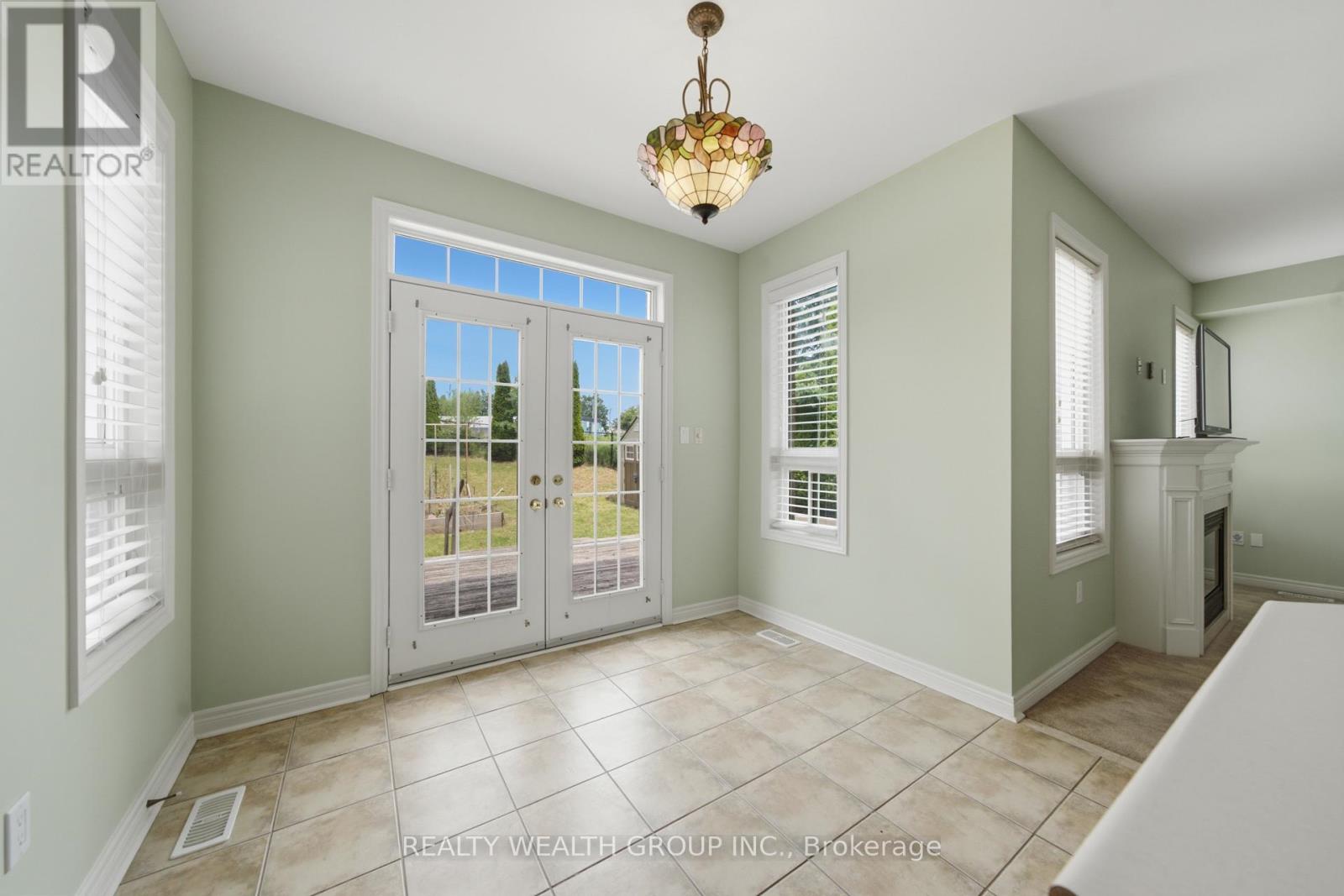 3 QUEENSPLATE DRIVE - 23