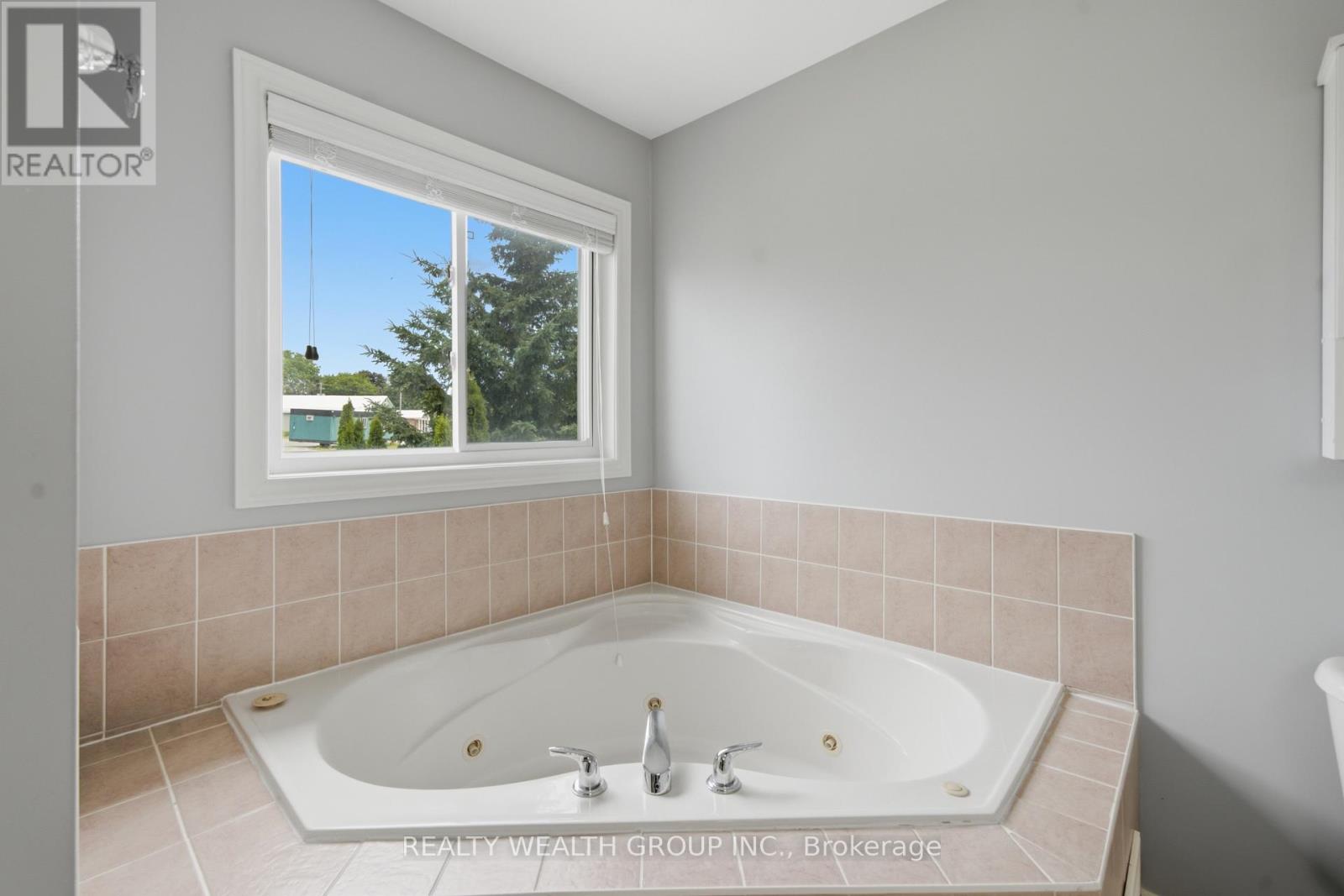 3 QUEENSPLATE DRIVE - 31
