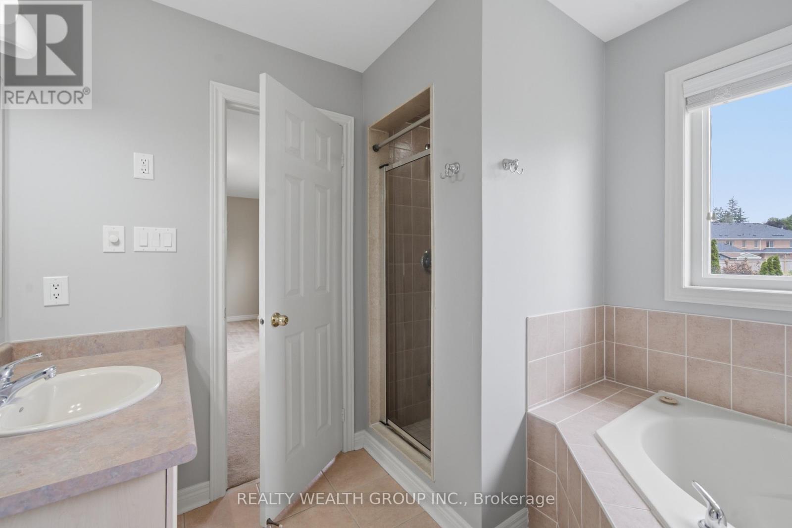 3 QUEENSPLATE DRIVE - 32