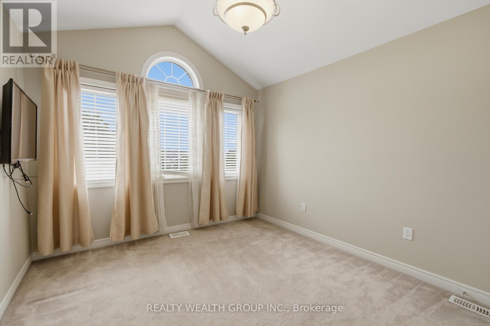 3 QUEENSPLATE DRIVE - 35