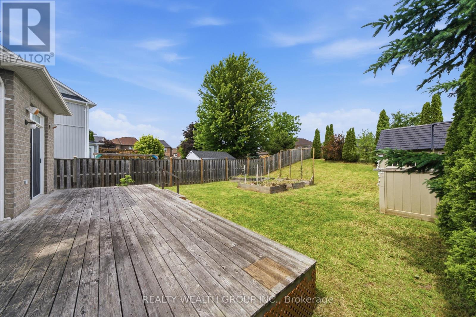 3 QUEENSPLATE DRIVE - 37