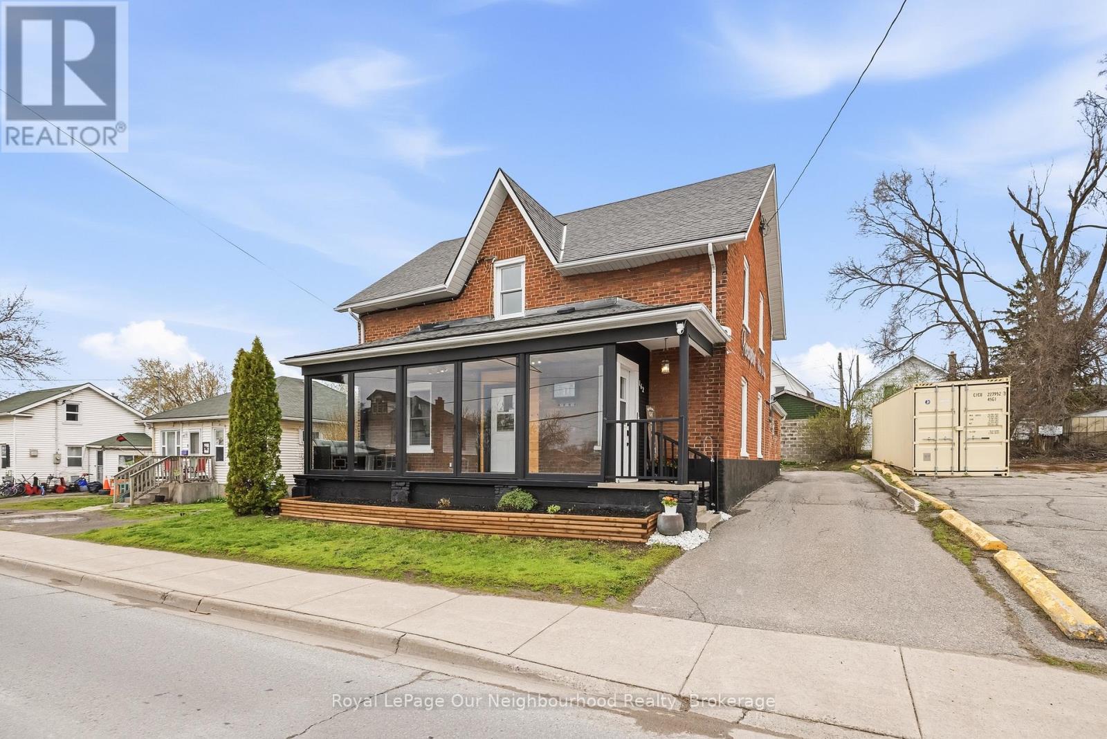 162 DUNDAS STREET E - 1