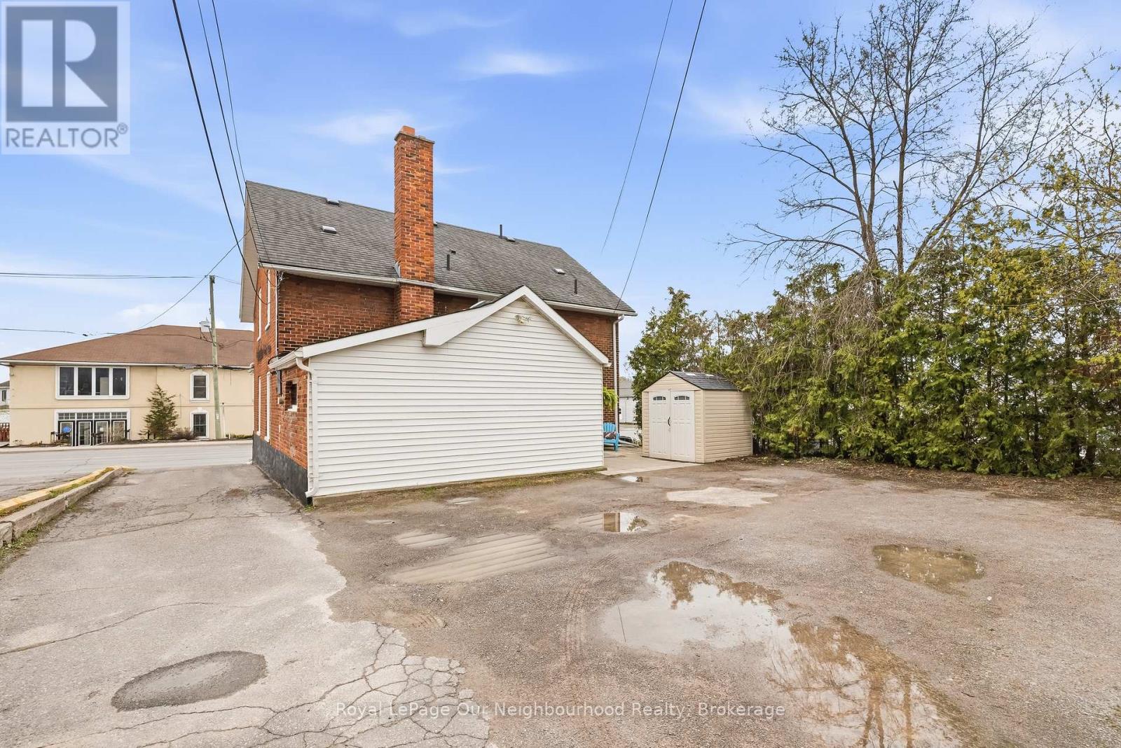 162 DUNDAS STREET E - 35