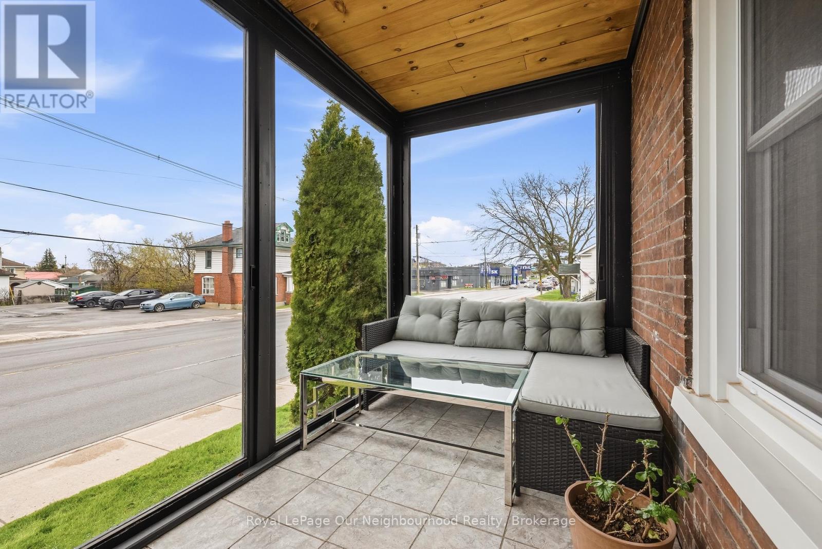 162 DUNDAS STREET E - 5