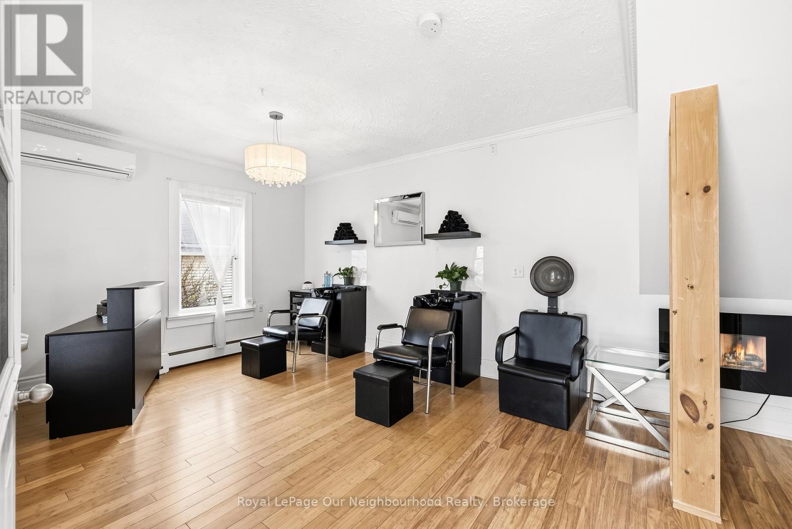 162 DUNDAS STREET E - 6