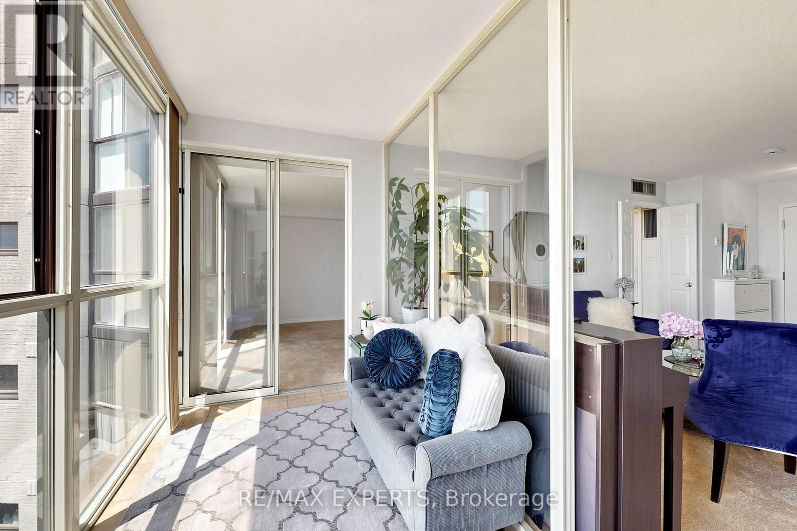 #909 1360 RATHBURN ROAD E - 14