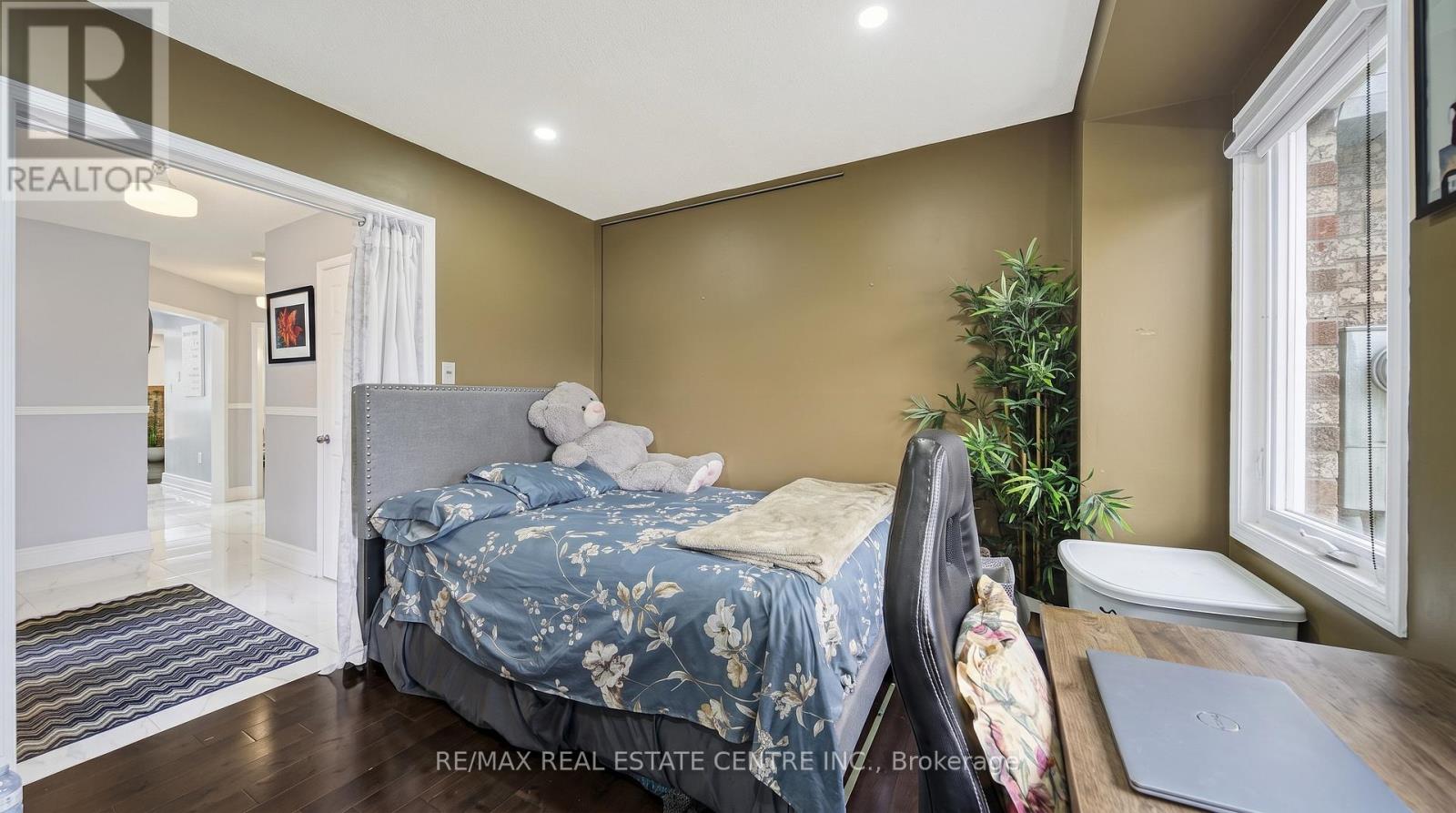 1 WOOLISTON CRESCENT - 21