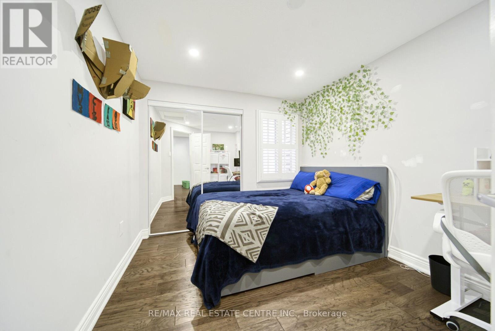 1 WOOLISTON CRESCENT - 24
