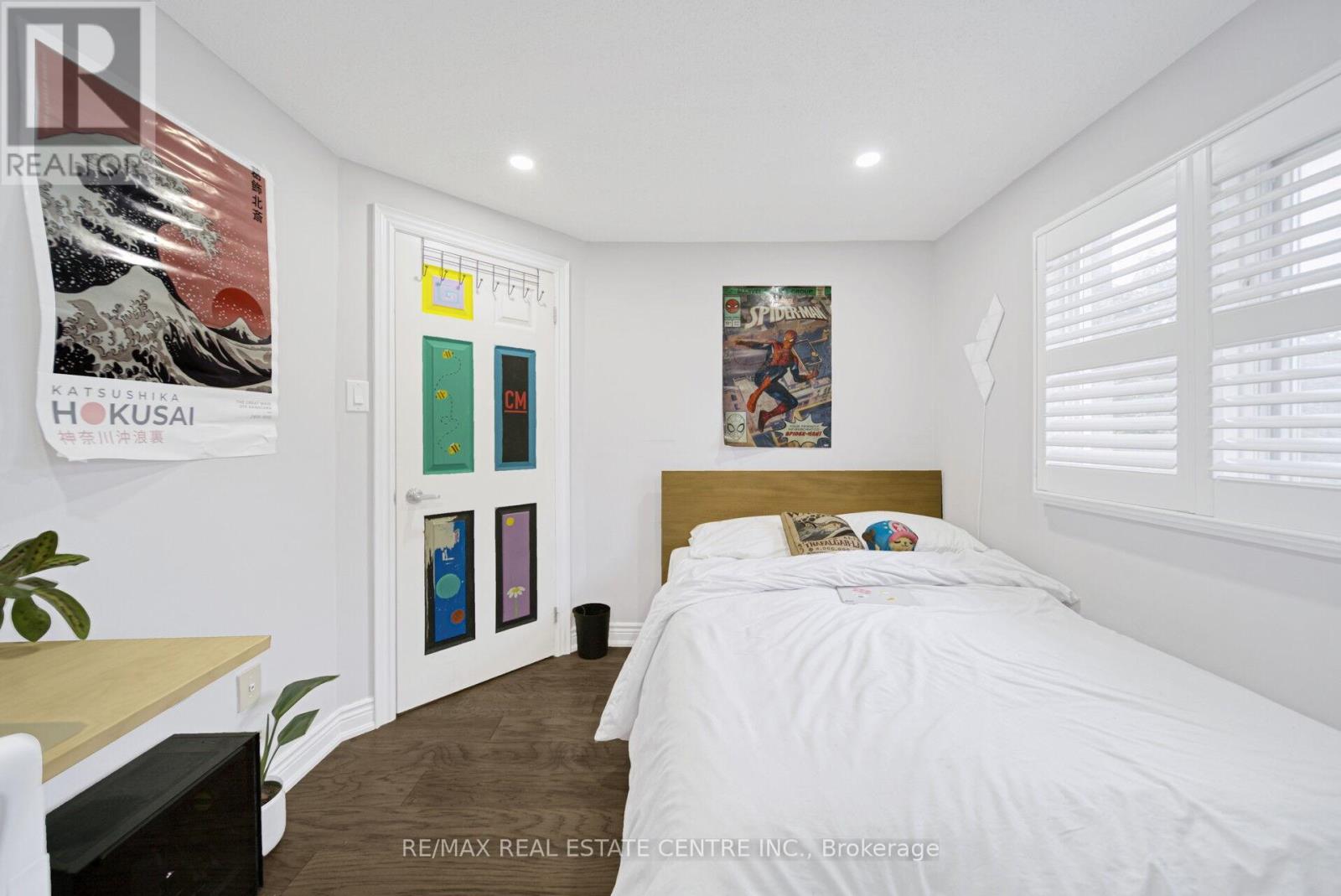 1 WOOLISTON CRESCENT - 26