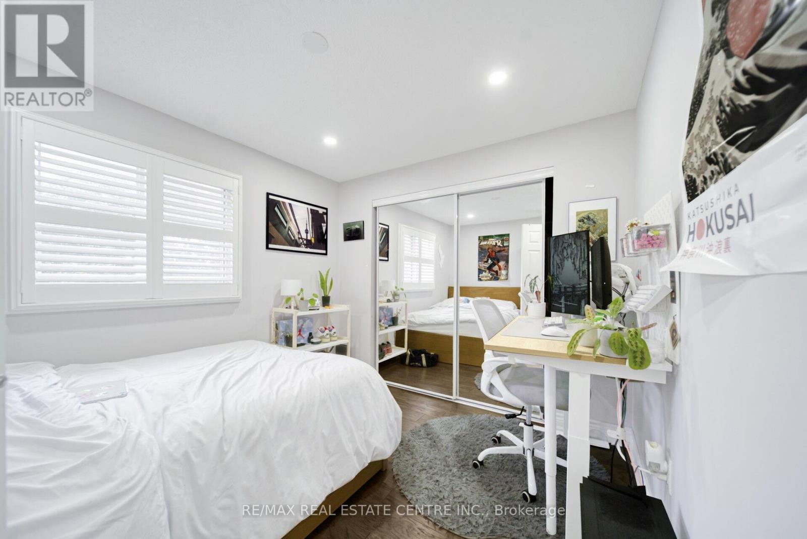 1 WOOLISTON CRESCENT - 28