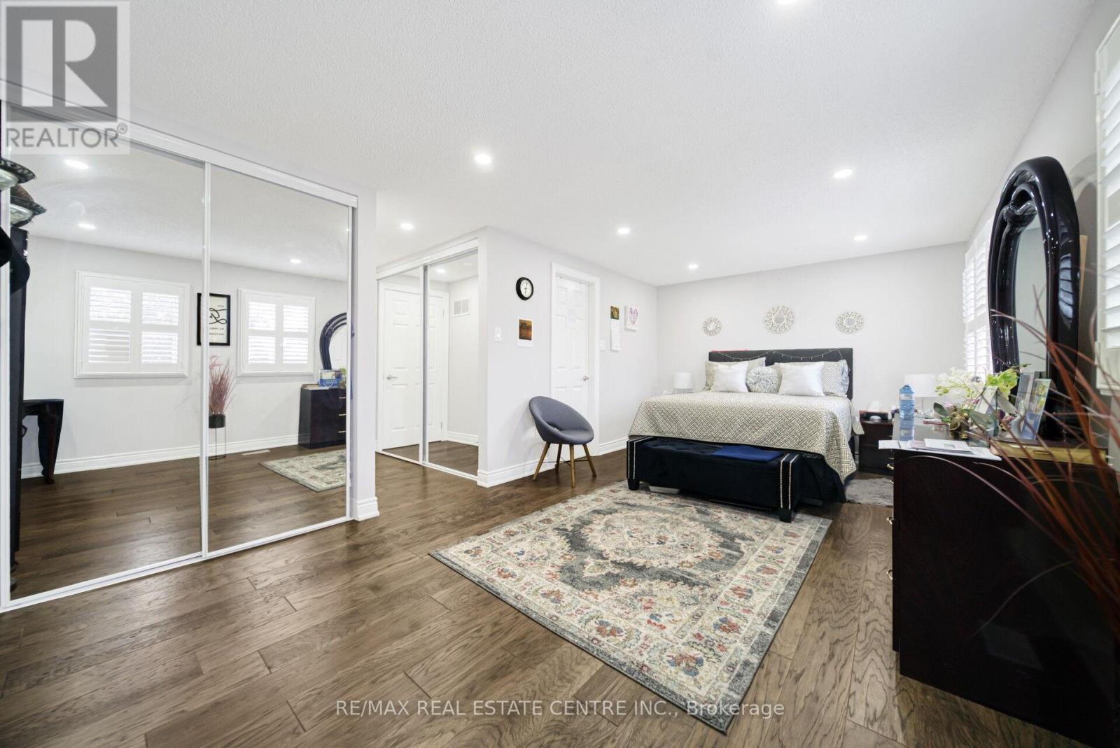 1 WOOLISTON CRESCENT - 33