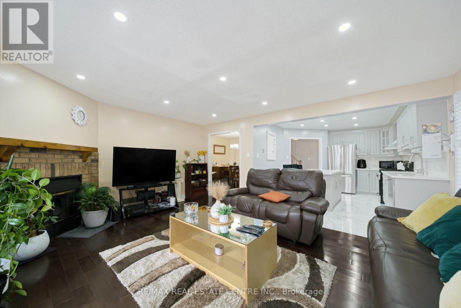1 WOOLISTON CRESCENT - 9