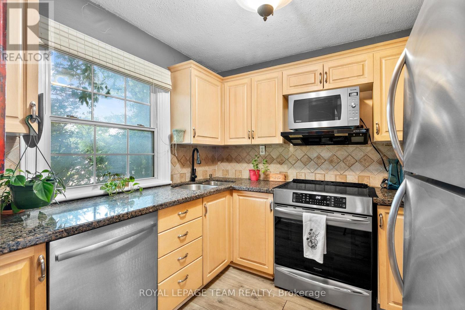3 Bed, 2 Bath House for Sale in Ottawa – 421 GREENWOOD AVENUE, Ottawa – MLS# X13490018 - Image 8