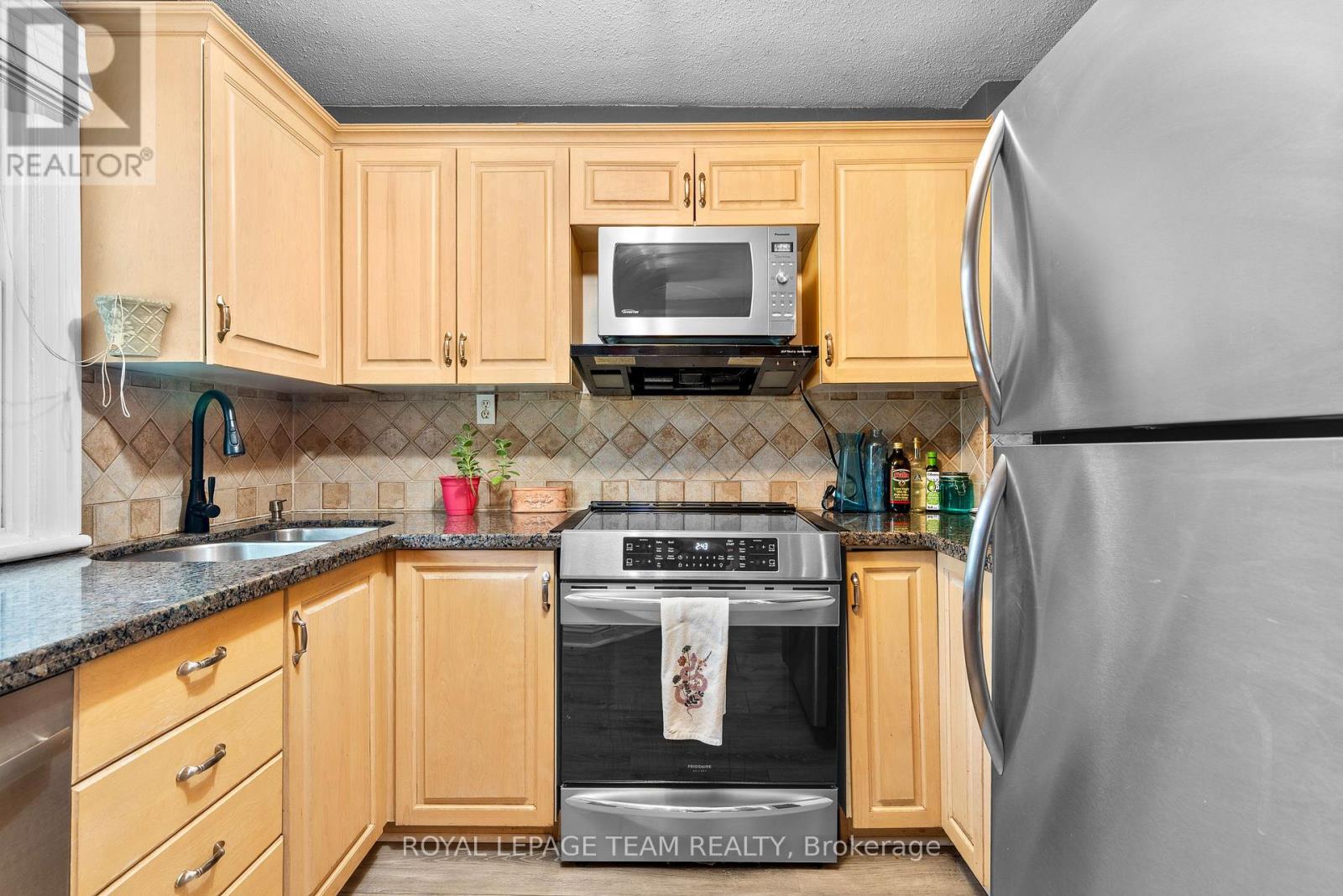 3 Bed, 2 Bath House for Sale in Ottawa – 421 GREENWOOD AVENUE, Ottawa – MLS# X13490018 - Image 9