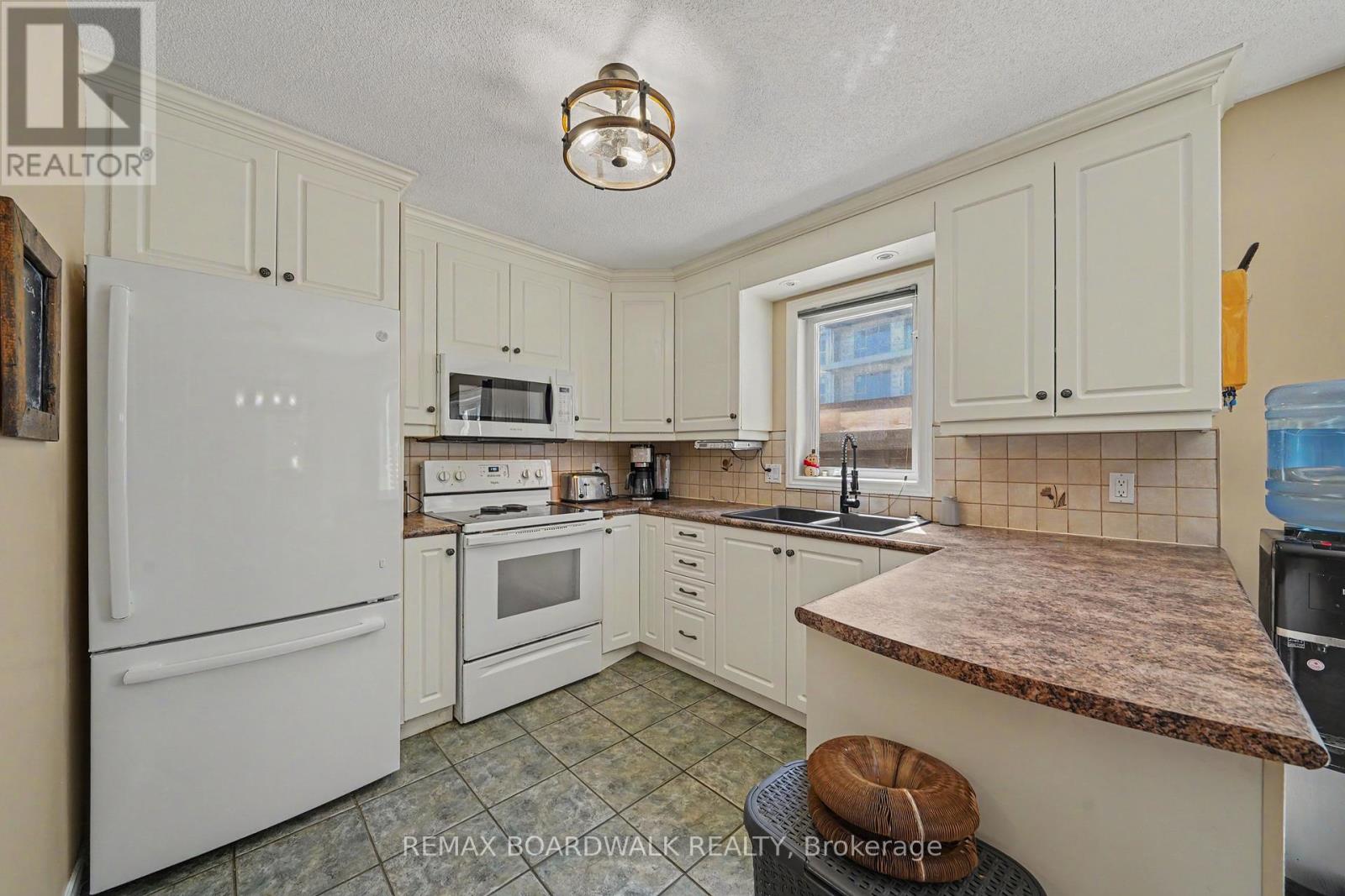 38 ROGER CRESCENT - 11