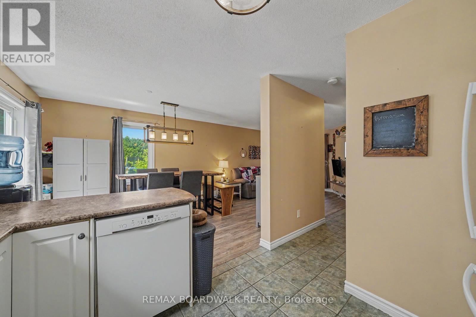 38 ROGER CRESCENT - 12