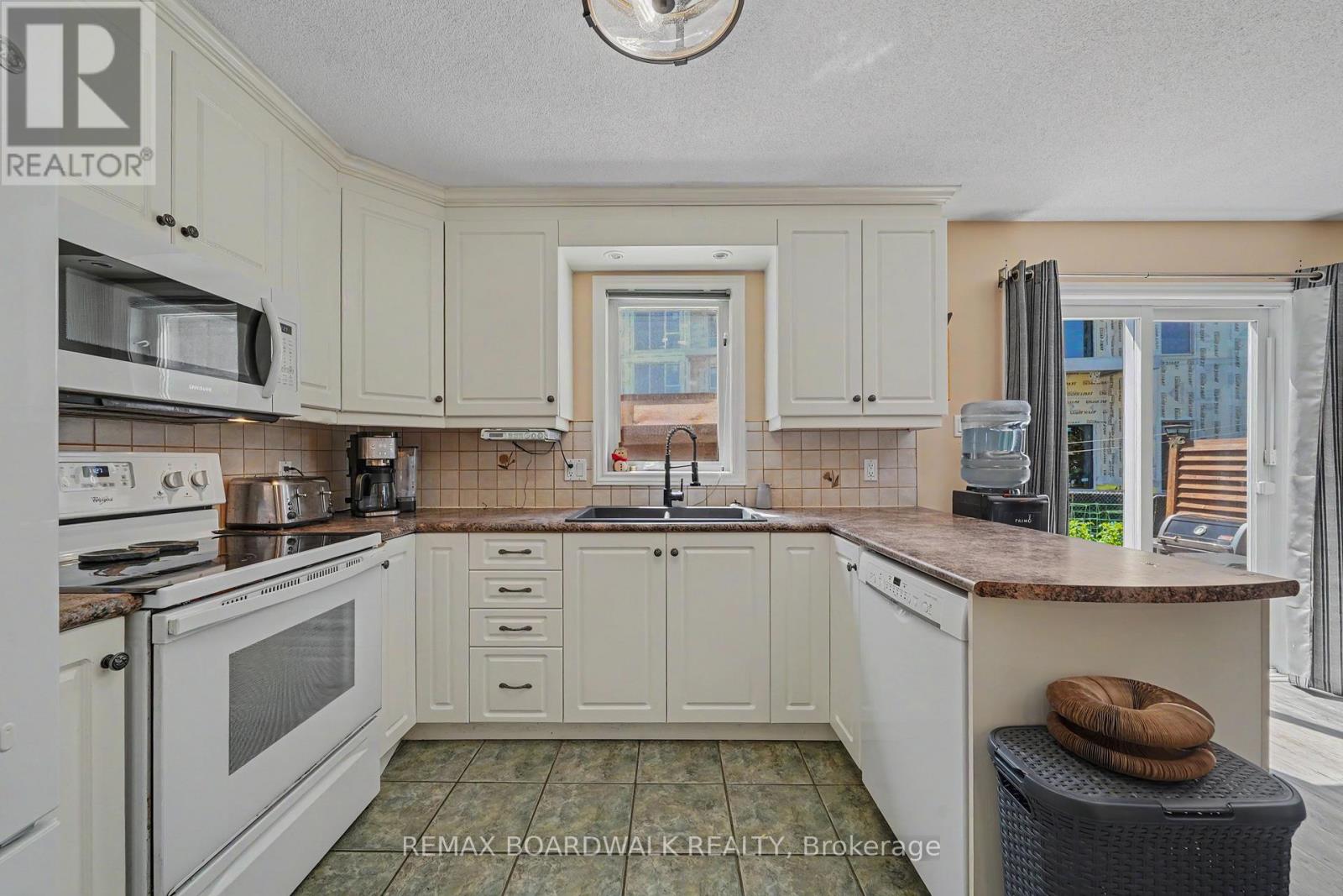 38 ROGER CRESCENT - 13