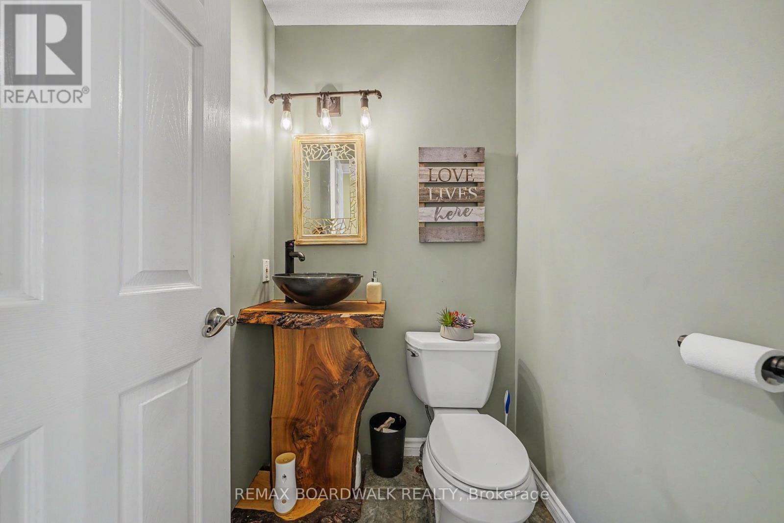 38 ROGER CRESCENT - 14