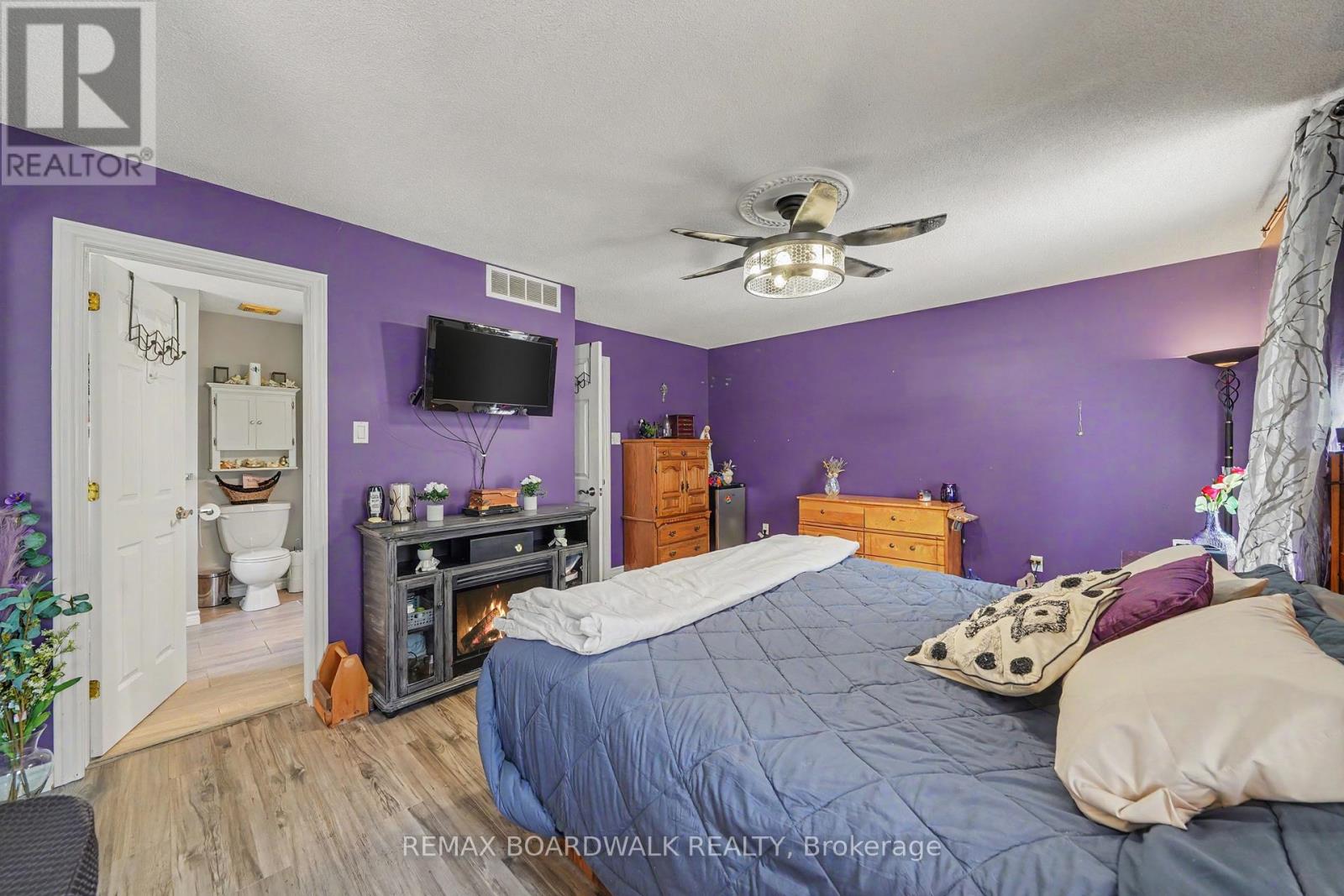 38 ROGER CRESCENT - 17