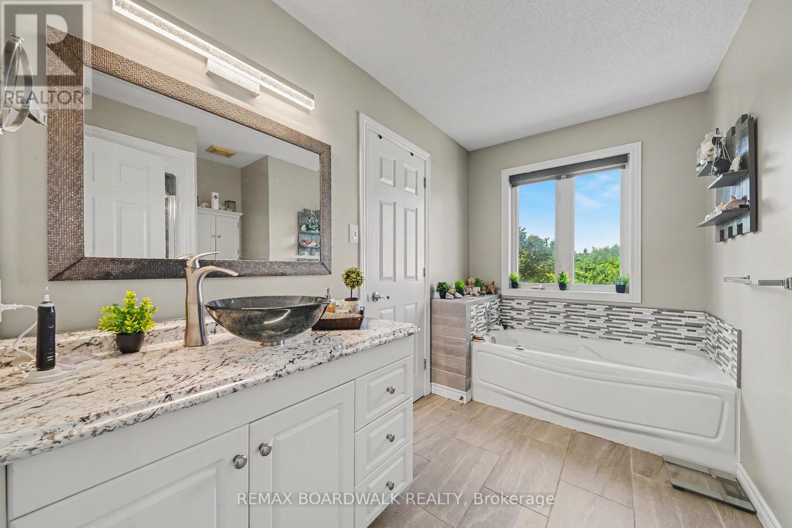 38 ROGER CRESCENT - 18