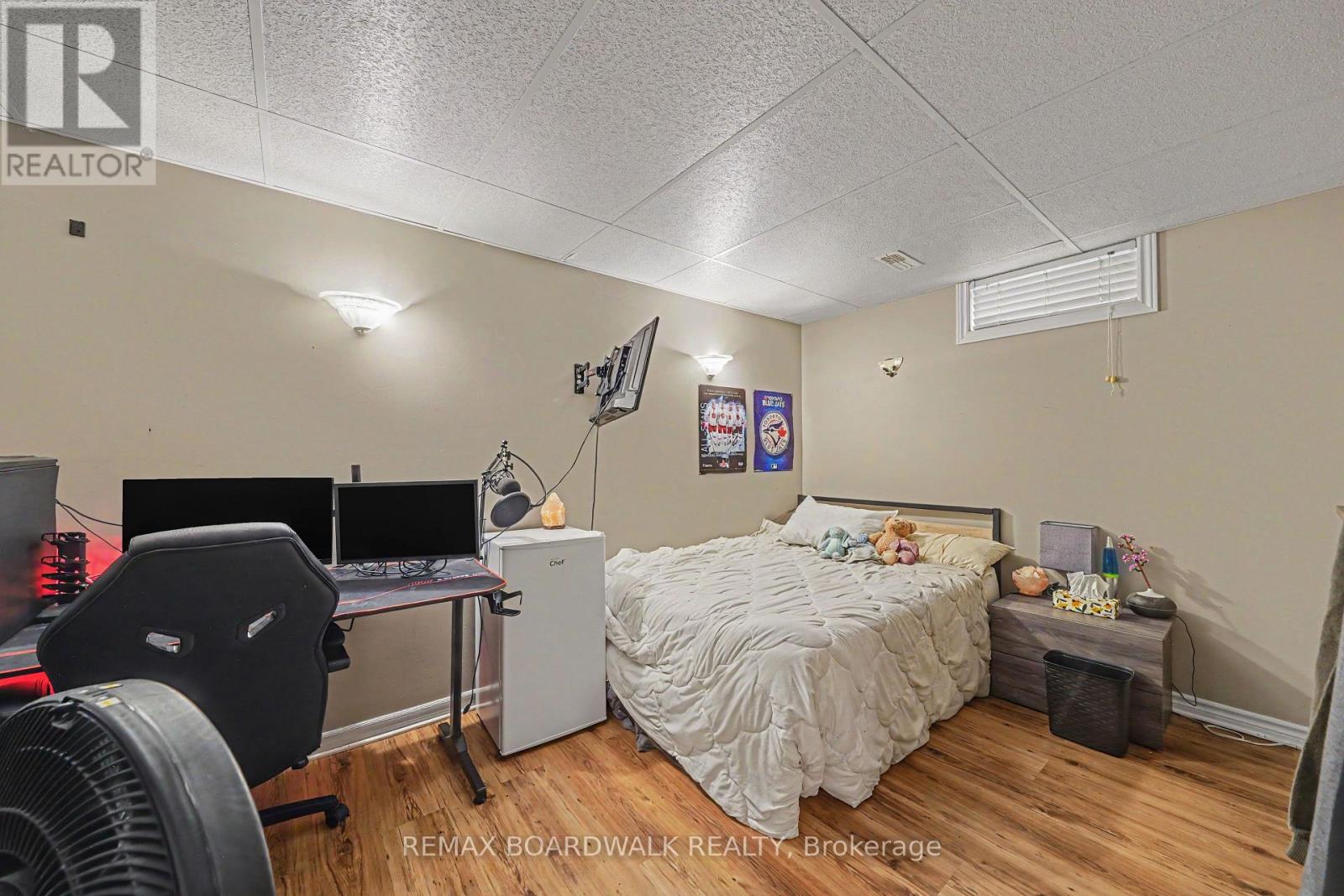 38 ROGER CRESCENT - 24