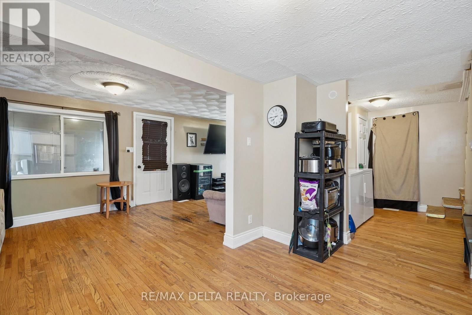 49 LOCHIEL STREET E - 11