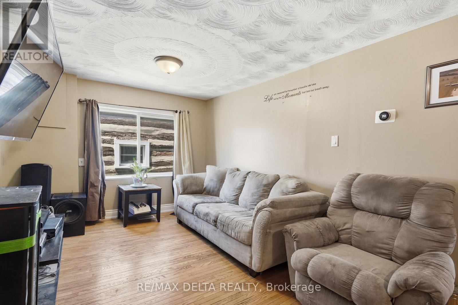 49 LOCHIEL STREET E - 14