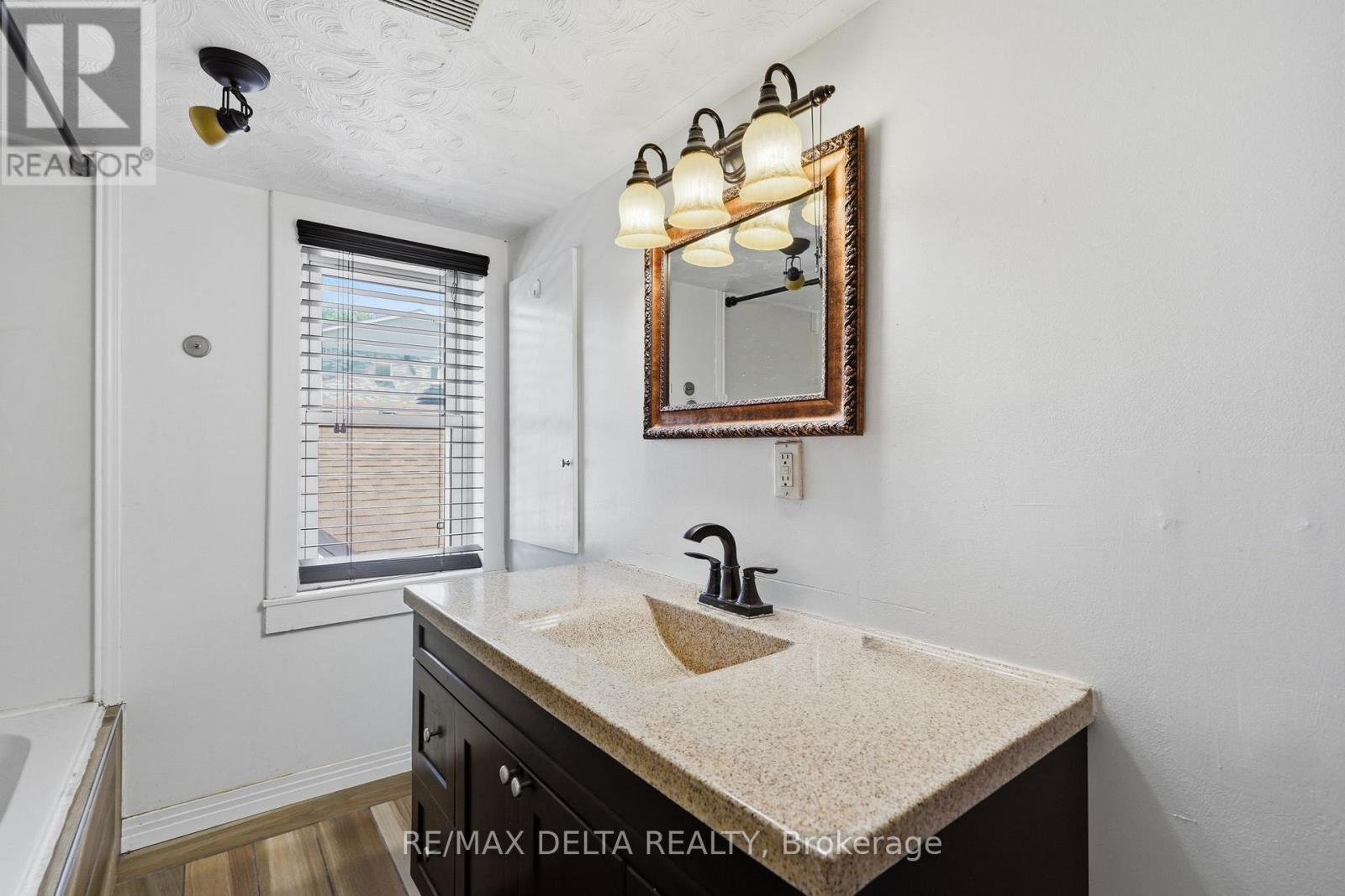 49 LOCHIEL STREET E - 20