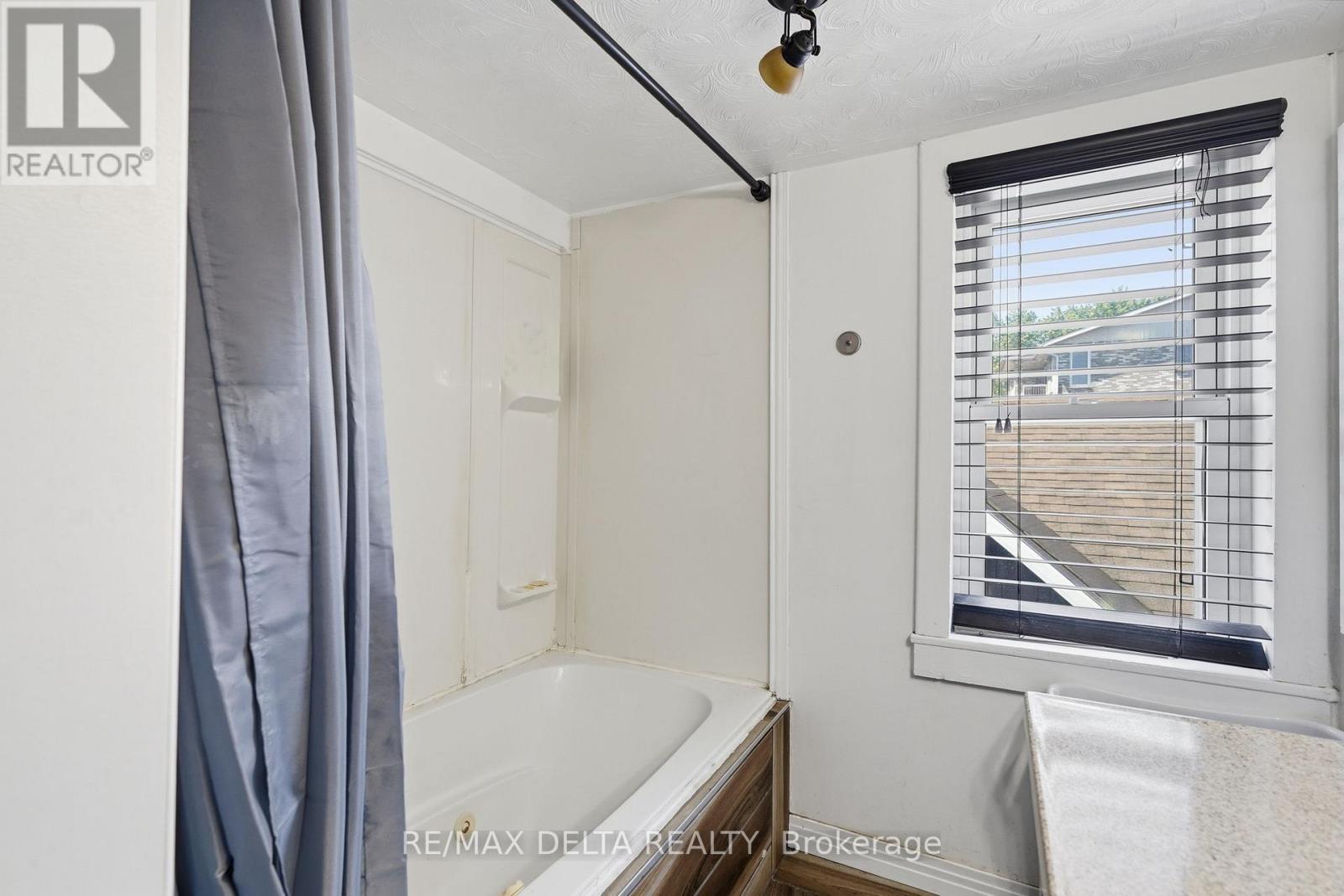 49 LOCHIEL STREET E - 21