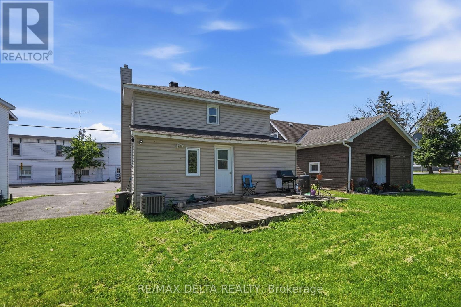 49 LOCHIEL STREET E - 3