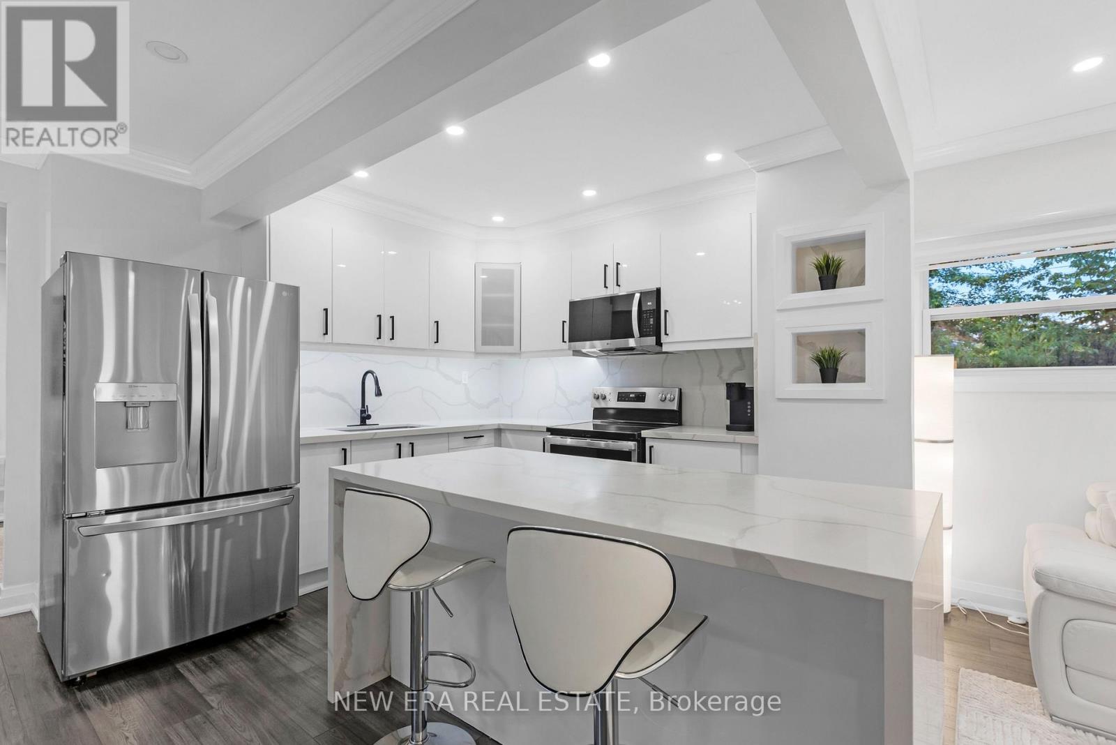 11 ALBERT STREET N - 12