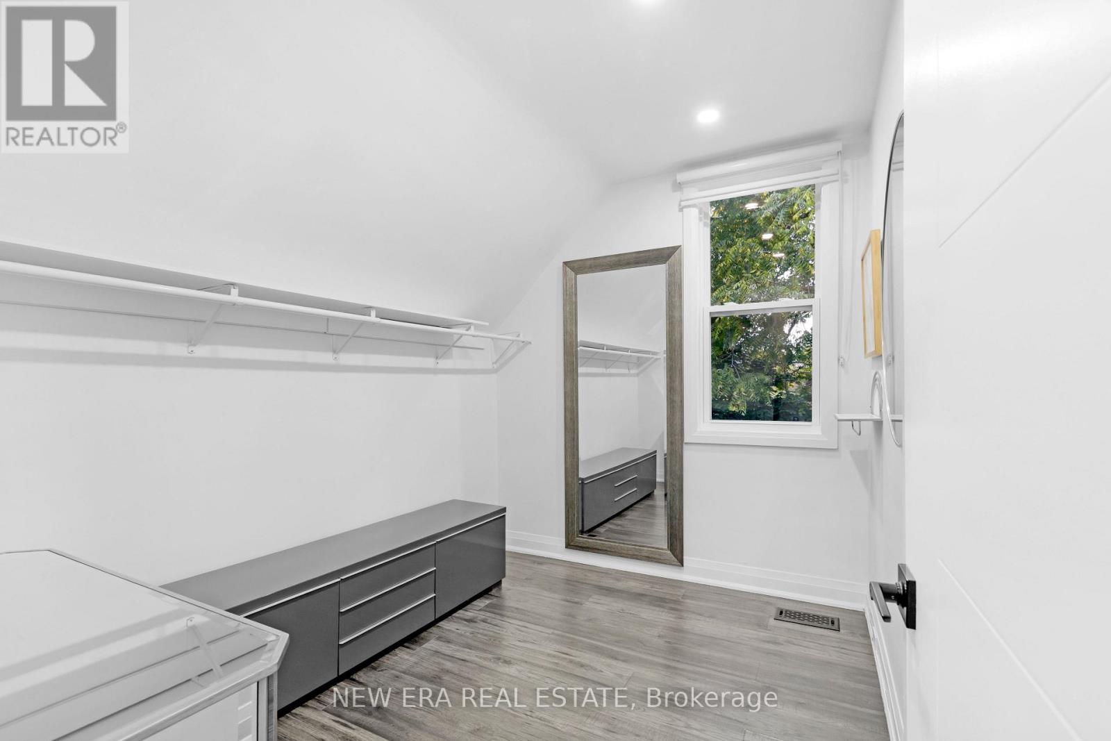 11 ALBERT STREET N - 22