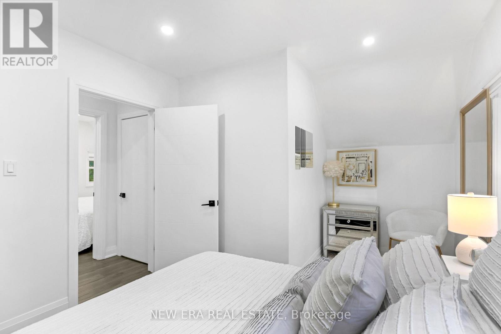 11 ALBERT STREET N - 28