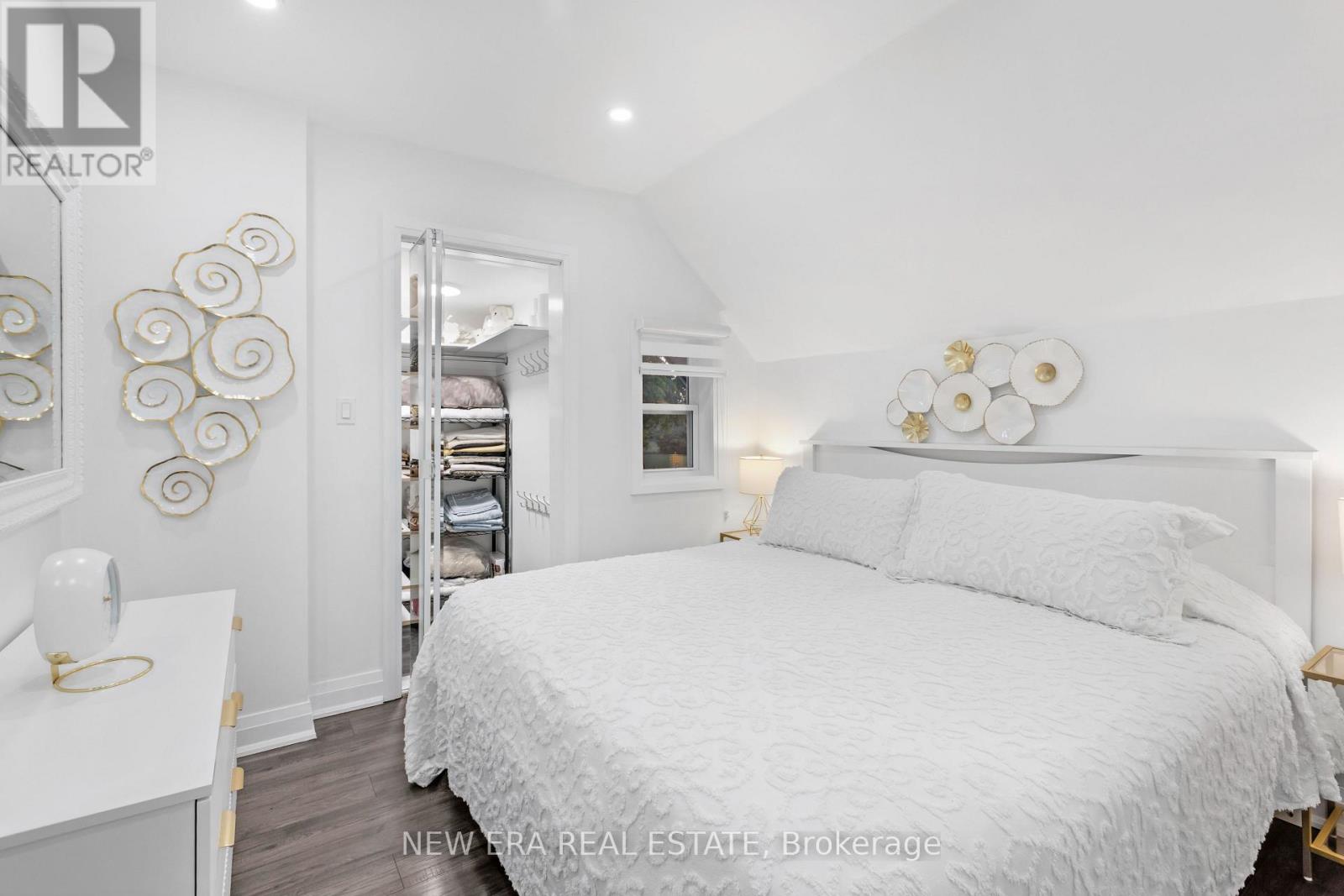 11 ALBERT STREET N - 32