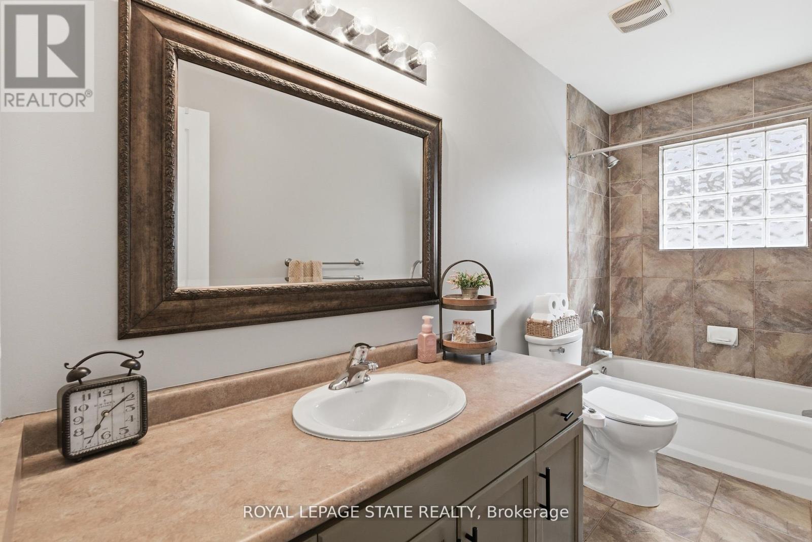 84 DUNCAIRN CRESCENT - 34