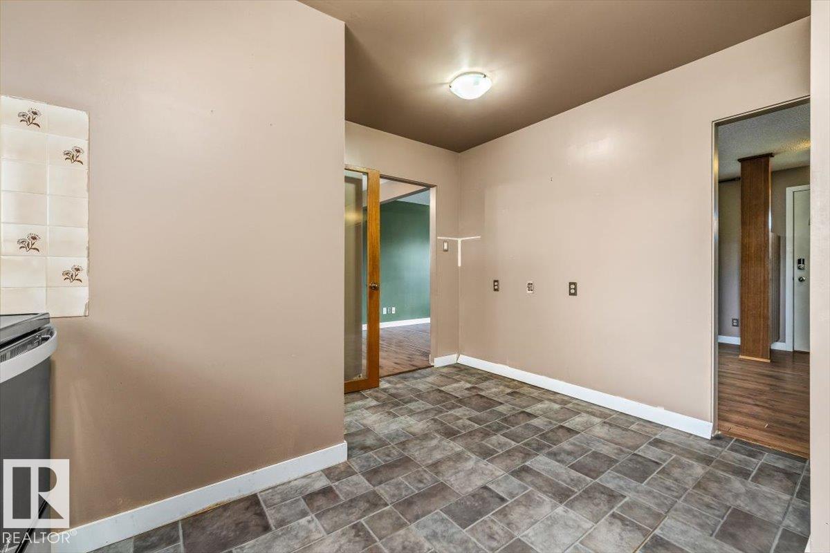 10544 53 AV NW - 13