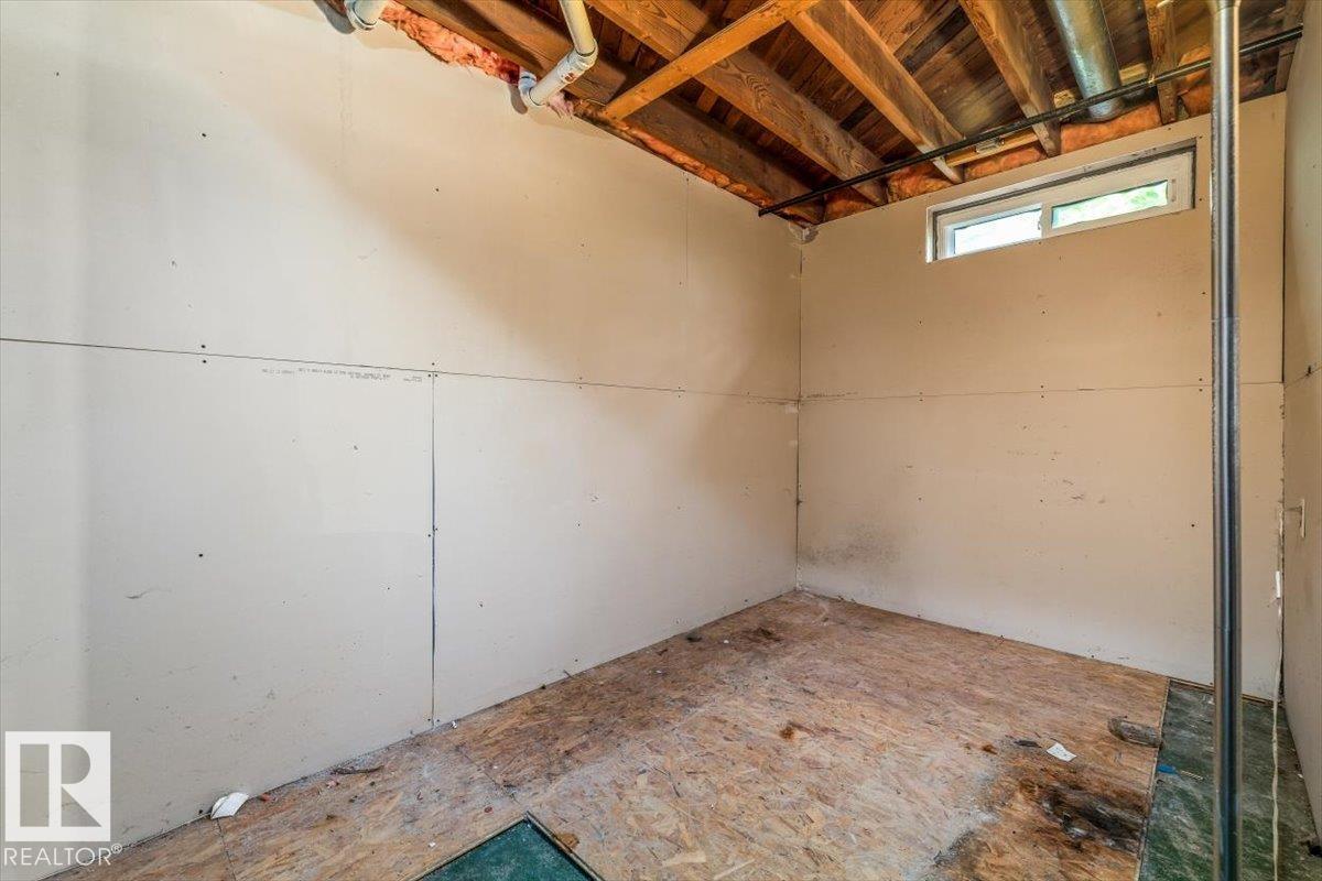 10544 53 AV NW - 32