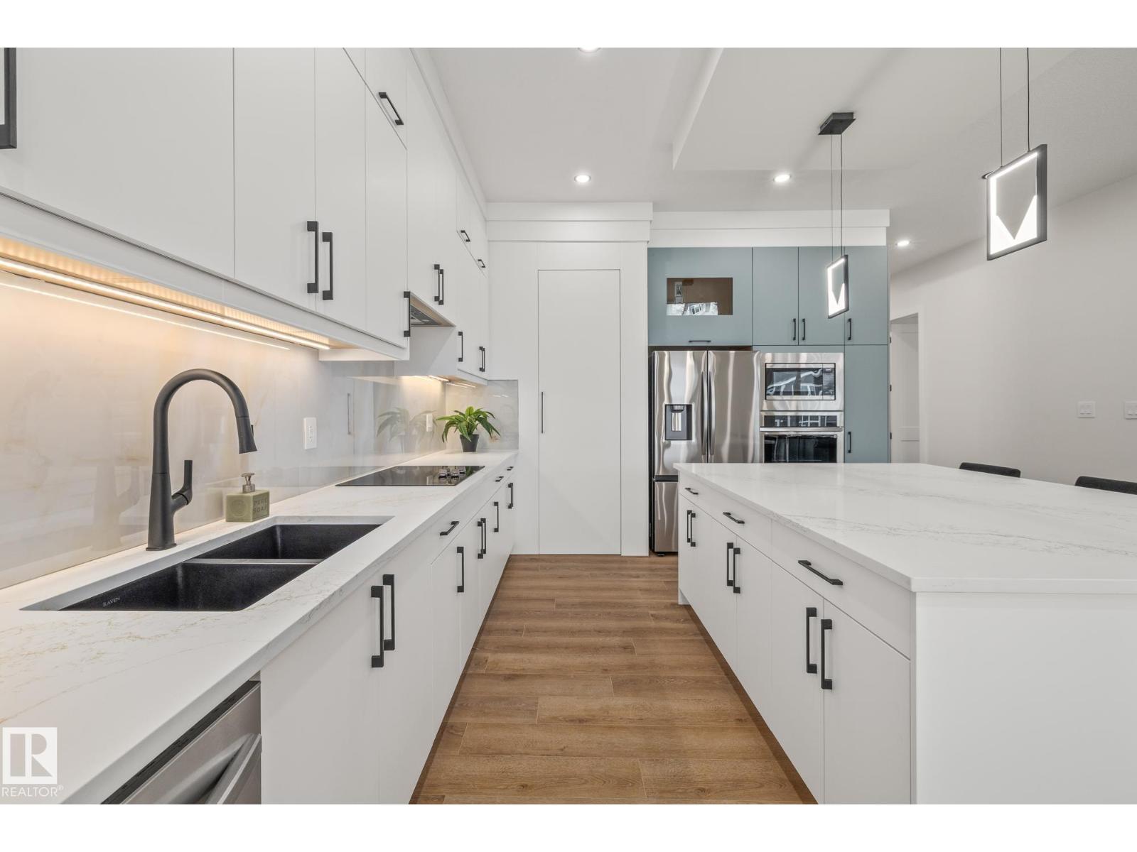 132 EDGEWATER CI - 22