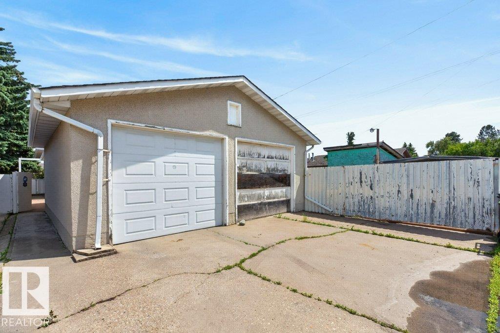8424 70 ST NW — photo 37