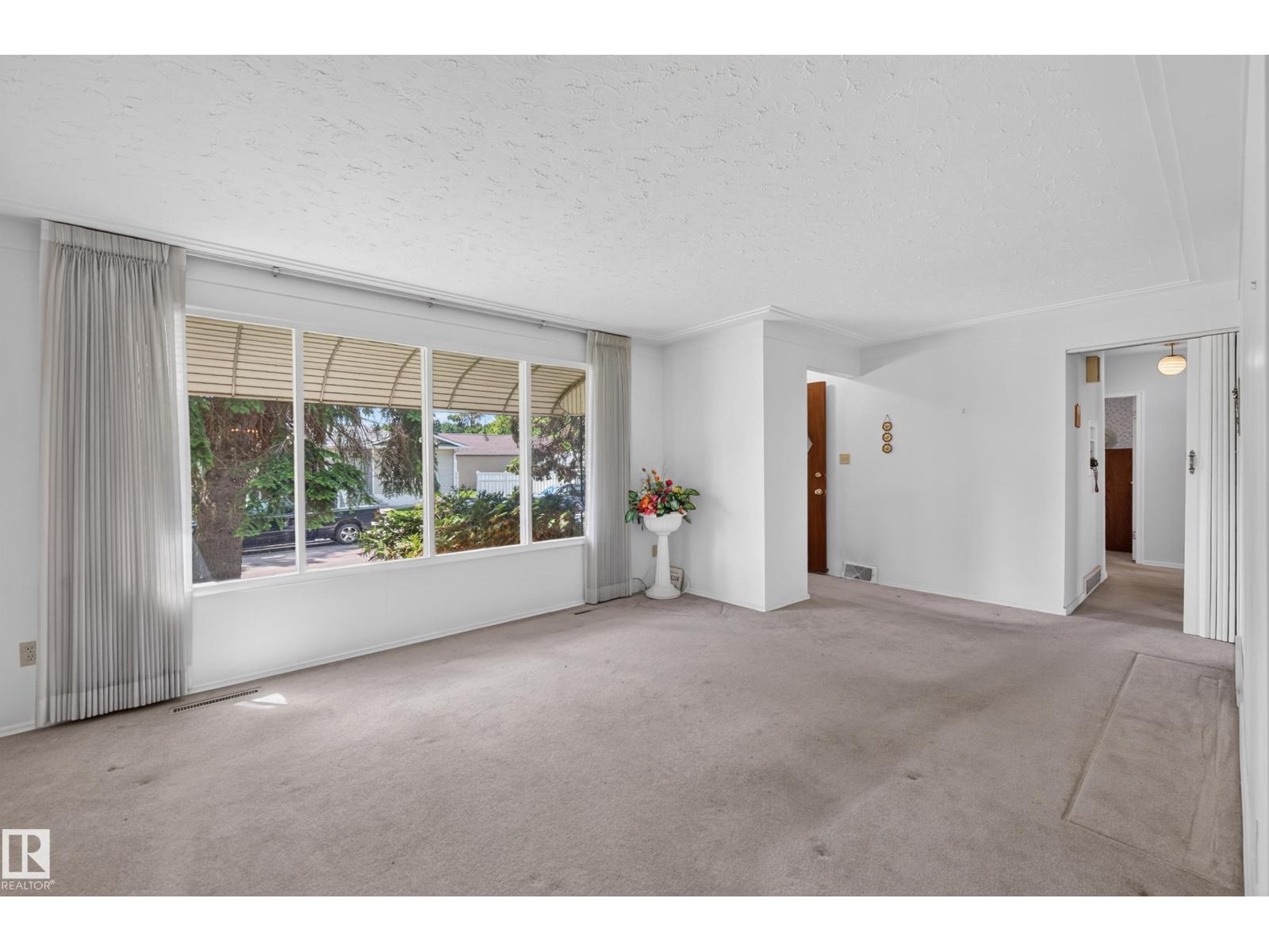 7704 104 AV NW - 7
